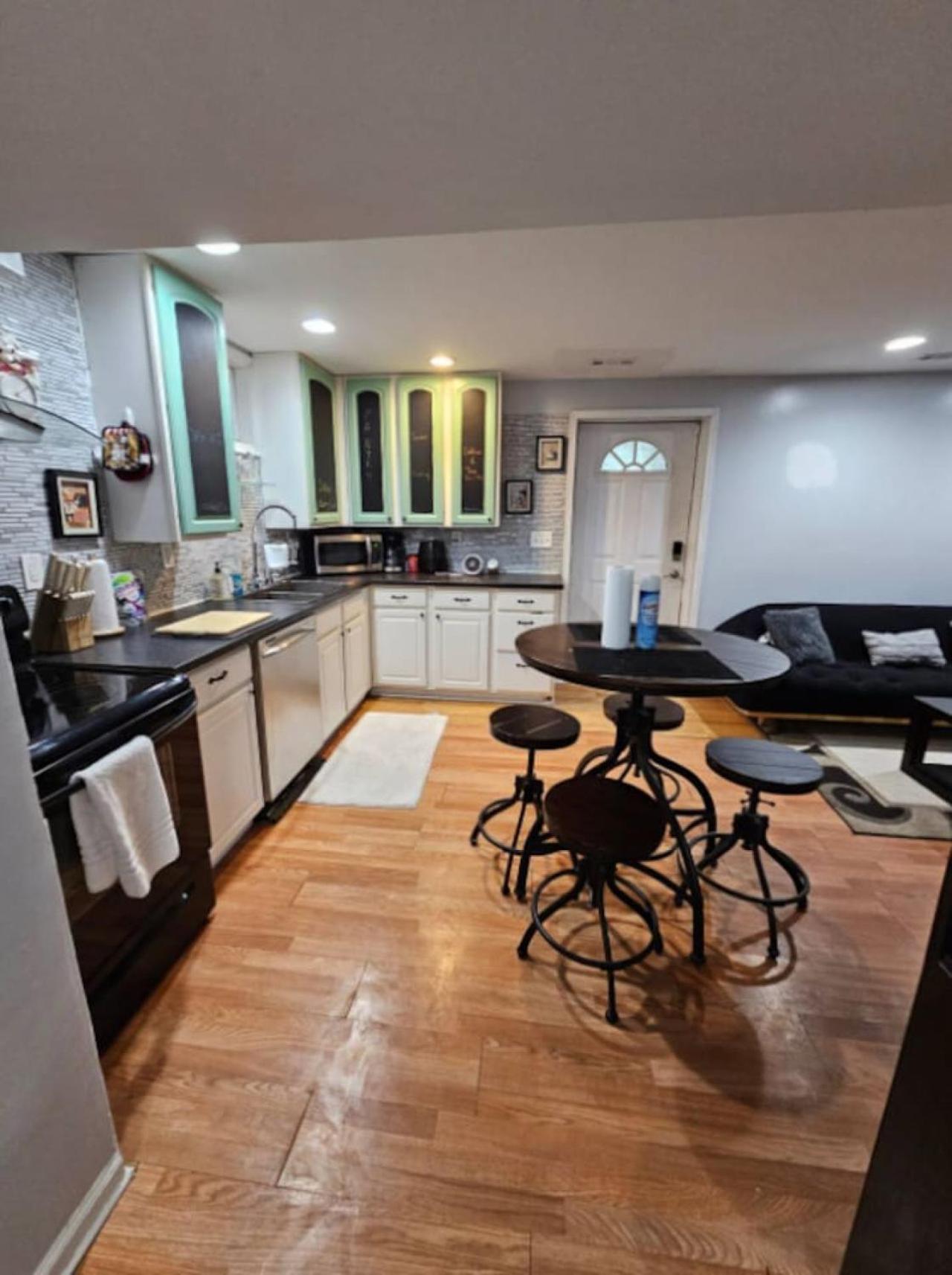 Private Entrance Full Kitchen 2 Bedroom Apartment フレデリックスバーグ エクステリア 写真